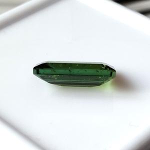 พลอยทัวร์มาลีนสีเขียวธรรมชาติจากแซมเบีย ทรงเหลี่ยมมรกต น้ำหนัก 3.30 กะรัต คุณภาพพรีเมียม พร้อมสีสันเปลี่ยนแปลง - Product Image 5