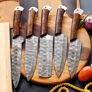 Ensemble de couteaux de cuisine en acier Damas sur mesure, fabriqués à la main, avec un motif distinctif et une construction robuste - Product Image 1