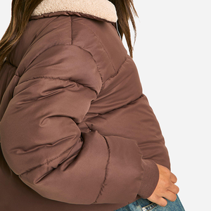 Blouson d'hiver matelassé court OEM pour femme, personnalisé, avec col à capuche, en coton teint, rivets, imperméable, écologique, léger, décontracté - Product Image 3