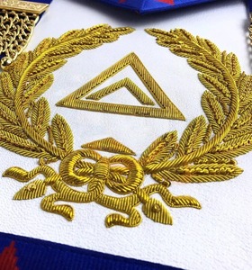 ผ้ากันเปื้อนพิธีกรรมเมสันรอยัลอาร์ช สำหรับเสื้อคลุมมาตรฐาน พร้อมพู่ห้อยสองอัน ปักลายตราสัญลักษณ์ด้วยมือ งานปักดิ้นทอง - Product Image 3