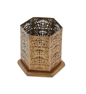 Los portavelas de metal y madera mantienen su belleza a través de las temporadas y las tendencias cambiantes. - Product Image 5