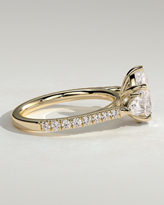 Anillo de compromiso de lujo hecho a medida con diamante solitario de corte pera cultivado en laboratorio de oro puro de 14k y 18k con diamantes engastados en pavé. - Product Image 6