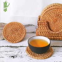 Sous-verres classiques faits à la main en rotin naturel, dessous de plat ronds isolants avec accessoires de cuisine pour la décoration intérieure Vietnam
