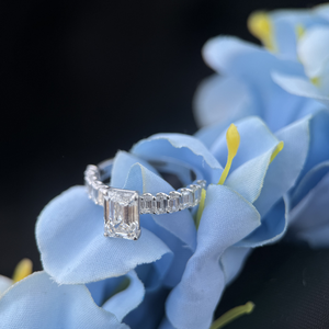 แหวนเพชรทรงเหลี่ยมมรกต ทองคำขาว 14K น้ำหนัก 1.50 กะรัต E VVS2 รับรองโดย IGI เครื่องประดับเจ้าสาวสำหรับงานแต่งงาน - Product Image 3