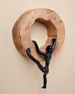 Sculpture murale artisanale en bois de manguier avec figurine abstraite d'homme grimpant, décoration artistique rustique moderne pour la maison - Product Image 3