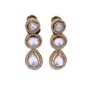 El mejor exportador del mundo que vende exquisitos pendientes adornados con tachuelas de lunares blancos en tonos dorados con piedras blancas a la venta - Product Image 1