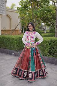 Tenue de festival indienne en coton mousseline imprimé, avec motif Gota, travail de dentelle à miroir véritable, Lehenga et Blouse brodée Kutchi Gamthi - Product Image 3