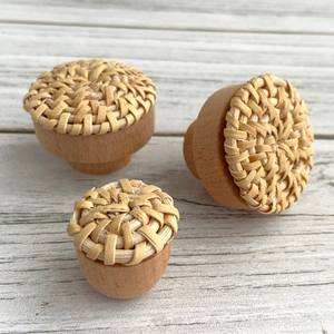 Venta al por mayor manija interior perilla de puerta diseño moderno manijas de ratán hechas a mano para puertas de armario delantero - Product Image 1