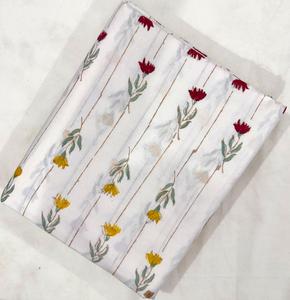 Tela floral ligera de algodón con estampado a mano multicolor, textil indio para camisas, prendas, vestidos y decoración del hogar. - Product Image 2