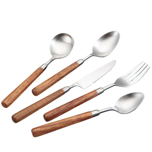 Ensemble de couverts en acier inoxydable de style antique, faits à la main, avec des poignées uniques en os naturel ou en corne et une finition brillante, à vendre. - Product Image 6