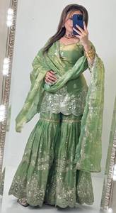 Ensemble de robe de soirée traditionnelle indienne et pakistanaise pour femmes en rayonne, avec jupe et haut brodés, coupe ample, longueur midi - Product Image 6