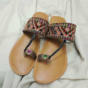 Low MOQ Prices Latest Designs Women Khussa Shoes <b>Flat</b> <b>Sandals</b> Indian Punjabi Breathable Anti-Slip <b>Flat</b> Chappal Shoes For Women - Product Image 2