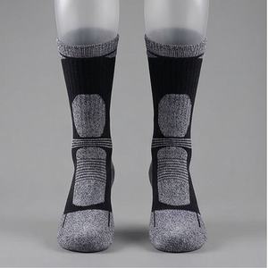 ถุงเท้ากีฬาเทอร์รี่กันลื่นสำหรับบาสเกตบอล ฟุตบอล ผู้ชาย ระบายอากาศได้ดี ซับแรงกระแทก เหมาะสำหรับการฝึกซ้อม ทีมกีฬา  สีสันปรับแต่งได้ - Product Image 1