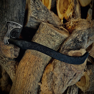 ขวานไวกิ้งเกรดอุตสาหกรรมพรีเมียม งานแฮนด์เมด แรงบันดาลใจจากมรดกทางวัฒนธรรมนอร์ดิก หัวเหล็ก ด้ามไม้ หุ้มหนัง พร้อมของตกแต่ง เหมาะสำหรับเป็นของขวัญ - Product Image 3