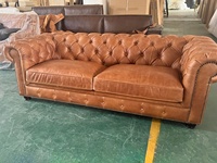 Canapé Chesterfield 3 places en cuir PU vert, capitonné, avec accoudoirs roulés et garniture cloutée, idéal pour hall d'hôtel, restaurant, bar, club, salon.