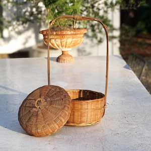 Panier suspendu vintage vietnamien tissé à la main avec couvercle et poignée, panier de rangement en bambou tissé, fournisseur et fabricant - Product Image 1