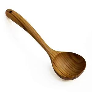 Elegante cuchara de madera para servir comida en la mesa. - Product Image 2