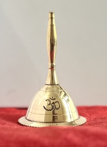 Cloche d'appel Om Pentagramme pour la prière, en laiton sonore, Pandulam, cloche d'autel de 3 pouces, par Indian Consigners - Product Image 3