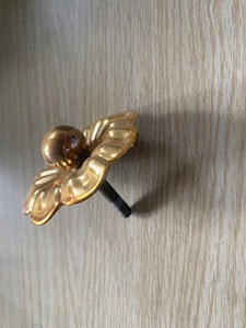 Hermoso Diseño de Rosa Metálica Moderna, Hecha a Mano y Soldada, con Pétalos y Hojas Detallados, Creando una Decoración Artística de Lujo - Product Image 5