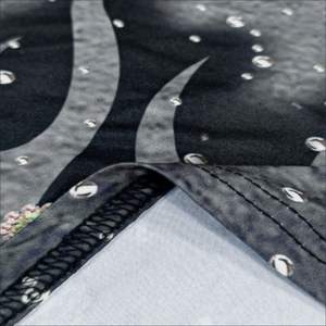 Camiseta de Algodón Premium para Hombre, Estilo Urbano, Impresión Gráfica DTG Personalizada, Cuello Redondo, Verano, Casual, Inspirada en Raim Stone - Product Image 3