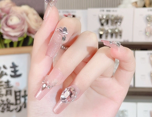 Uñas Acrílicas Stiletto Rosas con Adorno de Cristal, Diseño Elegante con Brillo - Product Image 5