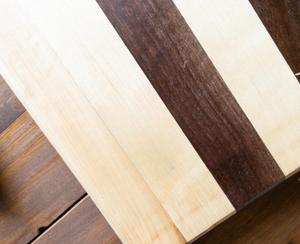 Planche à découper rectangulaire personnalisée en bois de noyer et d'érable, écologique, polie, avec monogramme, cadeau de mariage pour les couples - Product Image 3