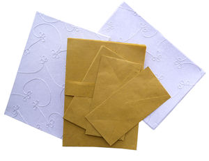 Papiers recyclés Lokta : 10 blocs de papier à lettres A4 + 5 enveloppes emballés dans une boîte assortie. - Product Image 3