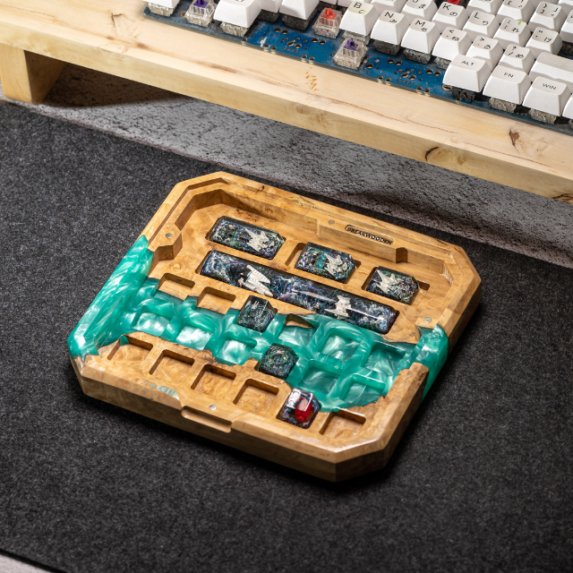 มีสีเขียวขุ่น