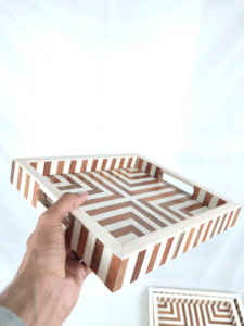 Plateau en bois avec travail en résine et incrustation de mosaïque plateau de service décoratif pour salon chambre et cuisine pièce de décoration de maison de luxe - Product Image 2