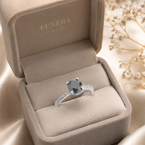 Anillo de Diamante Solitario Negro Real con Piedras Blancas de Acento |   Anillo de Compromiso de Oro Blanco de 14K |   Anillo de Diamante Negro de Corte Redondo - Product Image 2