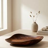 Plateau en bois de bambou avec design à plateforme surélevée, durable, idéal pour les rituels du thé, la présentation de collations, la décoration intérieure et les cadeaux, provenant d'Inde.