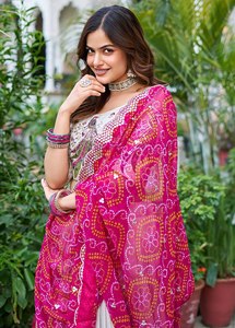 ชุดเลเฮนกาโชลีสีขาวหรูหราพร้อมลายปักนกยูงและผ้าคลุมไหล่สีชมพูสดใสแบบแบนดานี - Product Image 3