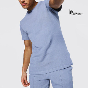 Conjunto de dos piezas de verano para hombre, de punto, de alta calidad y cómodo, de secado rápido, hecho a medida, con camiseta y pantalones cortos. - Product Image 4