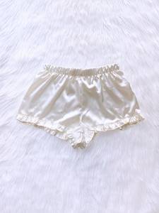 Shorts en satin rose pour femme avec volants, taille élastique, taille mi-haute, style doux, coupe régulière, respirant, 100 % soie - Product Image 4