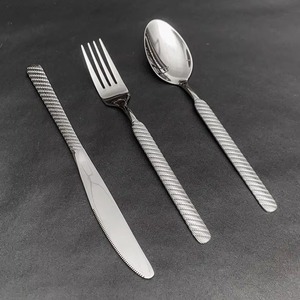 ชุดช้อนส้อมสแตนเลสสไตล์ร่วมสมัยพร้อมด้ามจับแบบมีลายข้าง เหมาะสำหรับชุดครัวเริ่มต้นและชุดอาหารราคาประหยัด - Product Image 2