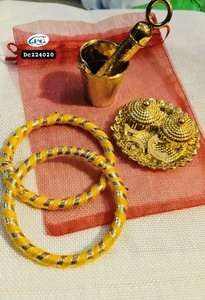 Set Premium de Haldi y Kumkum con Brazaletes, Elegante Combo de Regalo Dorado para Pooja, Accesorios Tradicionales para Festivales, Regalos de Agradecimiento - Product Image 2