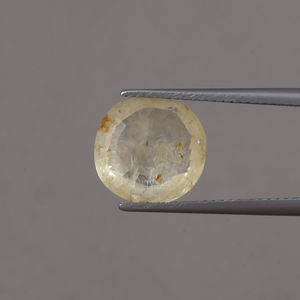 พลอยแซฟไฟร์สีเหลืองธรรมชาติทรงเหลี่ยมเจียระไน ขนาด 11 มม. เกรด AAA รับรองโดย IGI น้ำหนัก 6.85 กะรัต พร้อมเอฟเฟกต์แสงสวยงาม ผ่านการเคลือบแว็กซ์/น้ำมันอย่างดี - Product Image 3