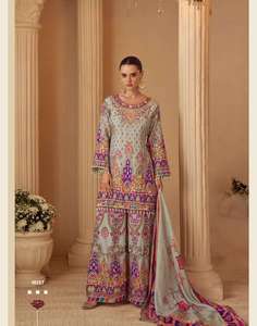 Traje cómodo de crepé natural estampado y con trabajo Aari, con pantalón palazzo y dupatta. Elegante ropa india para mujer. - Product Image 3