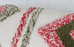 Housse de coussin décorative carrée en coton 100% avec fermeture éclair, imprimé texturé bohème ivoire et rouge à franges - Product Image 2