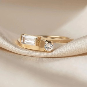Bague de fiançailles Unique Diamond Dylan avec diamants baguette et ronds coupés latéralement, alliance minimaliste, cadeau pour les mariées - Product Image 2