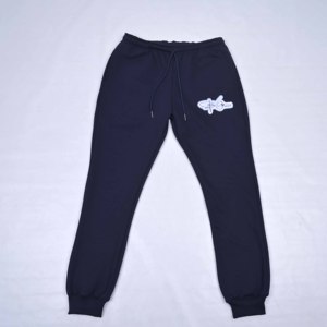 Conjunto Deportivo para Hombre de Primera Calidad con Logotipo Personalizado, Negro con Bordado Chenille en la Parte Delantera de la Camiseta y Pantalones - Product Image 3