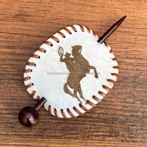 Barrette de cheveux en cuir 100% faite à la main gravée au laser de qualité supérieure avec toboggan en bois Barrette de cheveux de créateur de luxe de qualité supérieure pour les femmes - Product Image 2