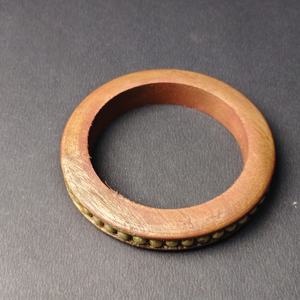 Bracelet en bois naturel fin fait main avec incrustation de perles discrètes - Bracelet en bois rustique simple - Accessoire à porter au quotidien - Product Image 6