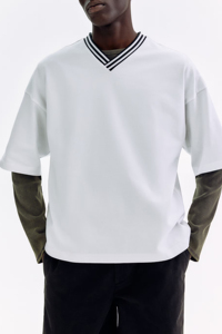 Camiseta de Hombre Oversize con Cuello en V, Algodón Premium, Estilo Casual, con Logo Personalizado, Ajuste Holgado, Top de Algodón Estilo Urbano - Product Image 4