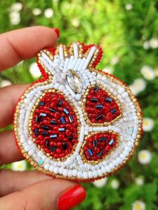 Hermoso Broche Artesanal Bordado con Cuentas, Pin Decorativo Hecho a Mano para Uso Diario - Product Image 1