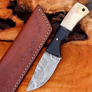 Cuchillo de Caza Personalizado de Acero de Damasco con Mango Ergonómico de Madera para Campismo, Senderismo y Aventuras de Bushcraft - Product Image 3