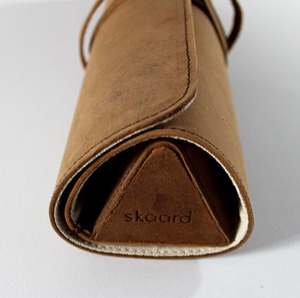 Carpeta de presentación de papel Skaard con bolsillo con cremallera para dados y fichas - Product Image 1