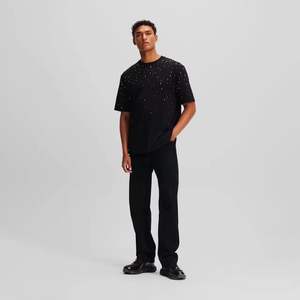 Camiseta de algodón 100% para hombre, cuello redondo, estilo vintage, transpirable, con pedrería y estampado en relieve, color negro, colección 2025. - Product Image 3