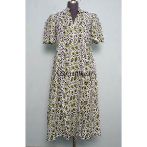 Robes midi décontractées en tricot à col en V de style Kangoura pour femmes, imprimé floral, décoration boutonnée, 100 % coton, lavables et écologiques, par un créateur indien - Product Image 3
