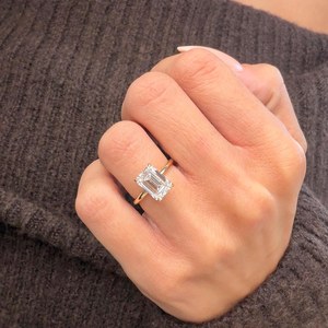 Bague solitaire pour femme avec diamant de laboratoire taille émeraude de 3 carats |   Bague de fiançailles tendance certifiée IGI |   Bijoux de Mariage de Luxe en Or 18 Carats - Product Image 1